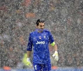 青春风暴遭野蛮拦截，王钰栋边路爆破生拉硬拽引争议，对手染黄代价几何？