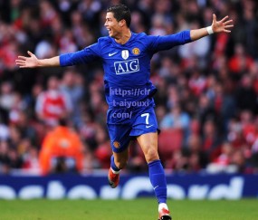 张玉宁门前单刀打偏引争议，球迷直呼不应该！